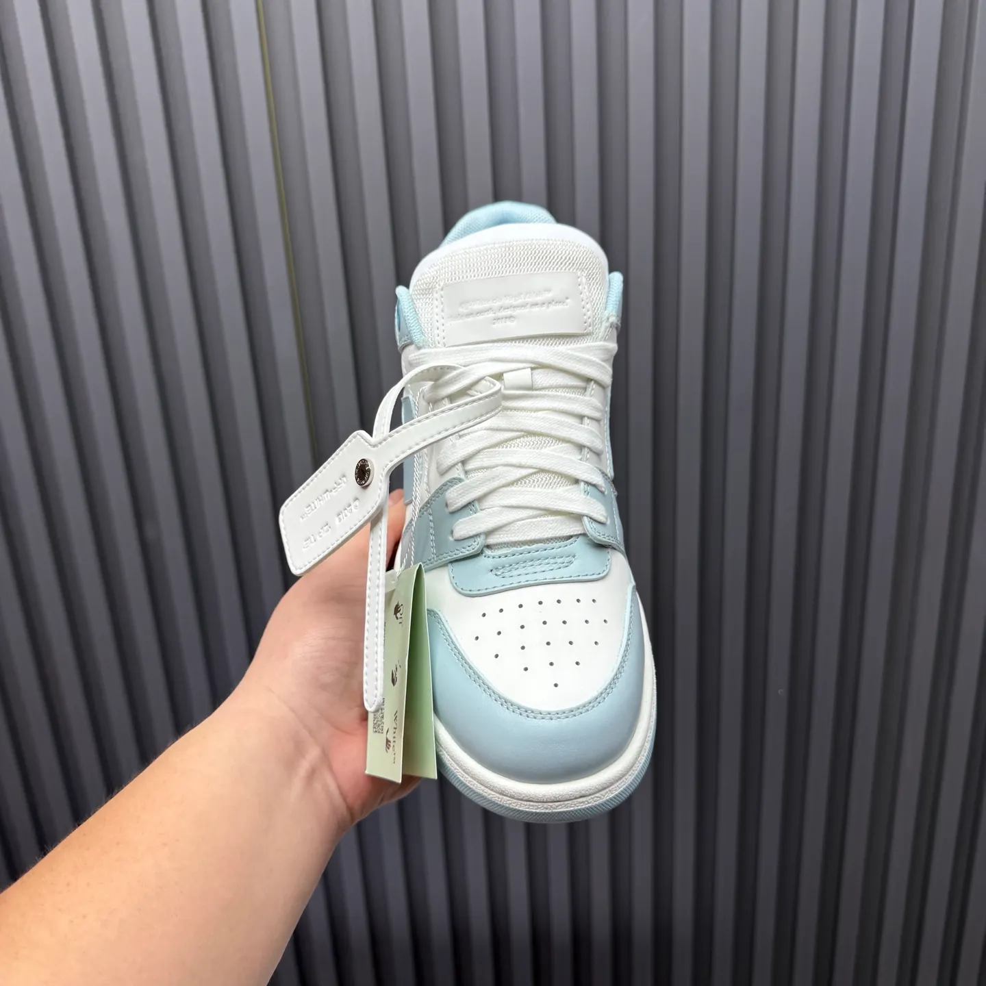 【off- white】P: 620💰Couple model👫, Size: 35-44 (Customized for men 38.45.46) High-quality version👊 "Out of office" series original molding, original lasting, production process 1:1 Original ➰OFF GRAY WHITE OW ➰ First-layer cowhide Imported skin-friendly and environmentally friendly polyester mesh Original molding high elastic and environmentally friendly molding pad Made with the original lasting process. The original molded rubber outsole (never yellows and deforms) has a super correct shape, bright color and strong three-dimensional effect👍. Packaging💯Full set of packaging synchronized with the official website (branded paper, certificate of quality, branded cloth bag)